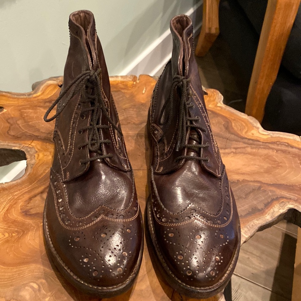 Men’s Wing-tipped leather lace up ankle boots